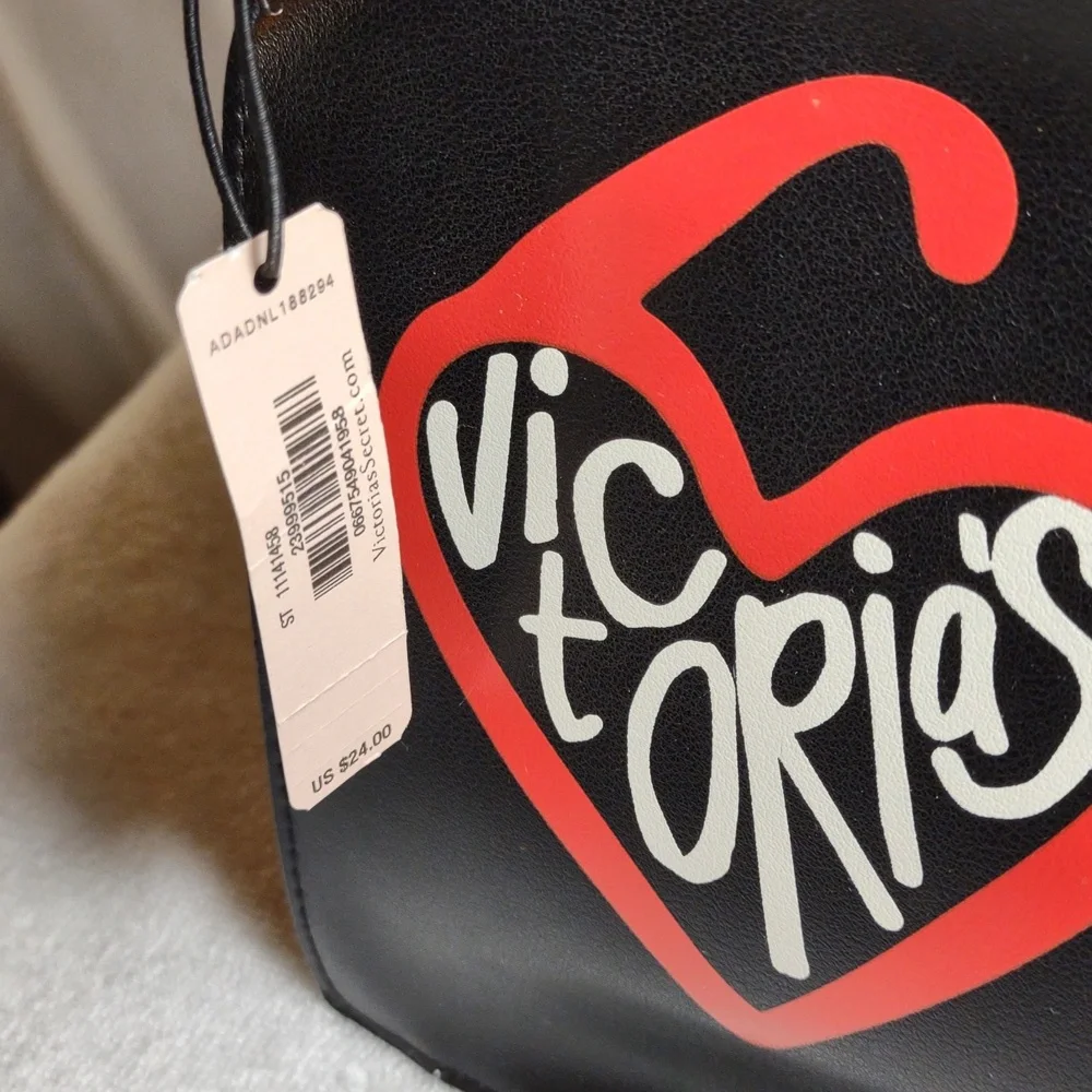 NWT Victoria's Secret Travel / Make-up Bag - Black & Red w/Wrist Strap - Picture 11 of 12